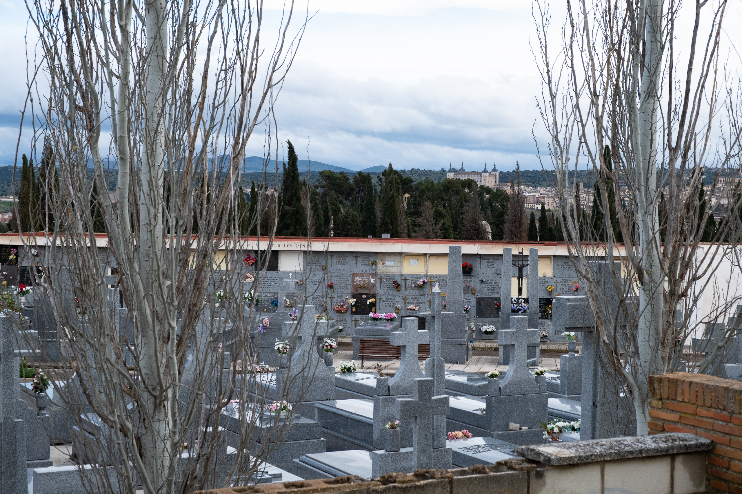 Friedhof mit Blick auf die Silhouette von Toledo